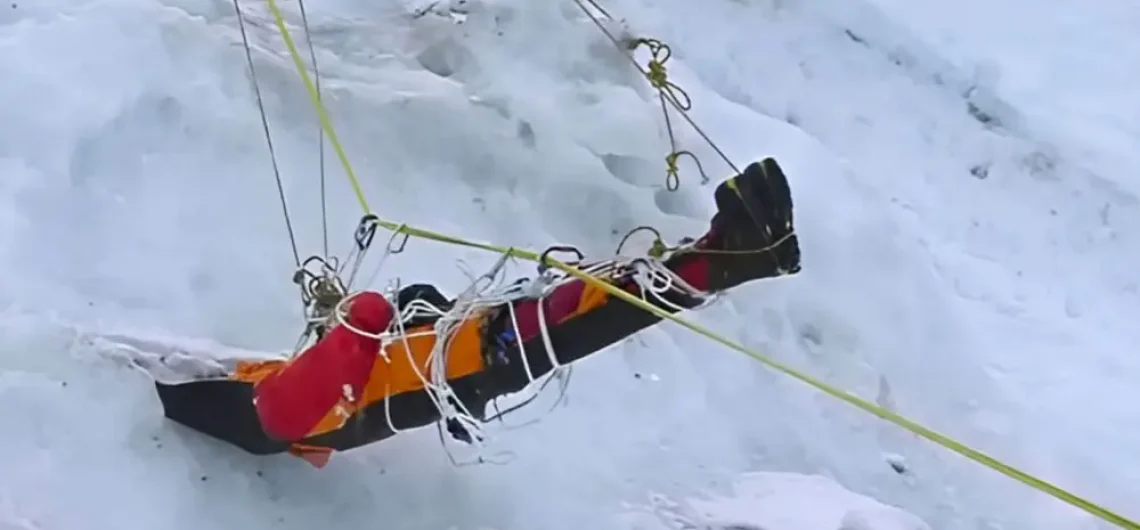 Dead bodies left on everest