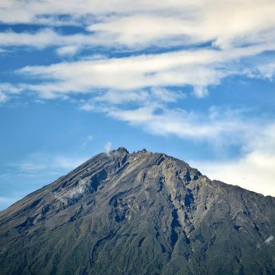What is the height of Mount Meru and what is its highest peak?
