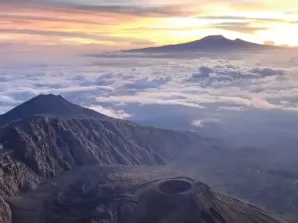 What is the col (mountain pass or saddle) between Mt Meru and Kilimanjaro?