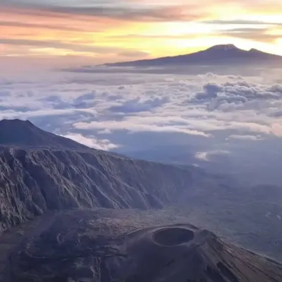 What is the col (mountain pass or saddle) between Mt Meru and Kilimanjaro?