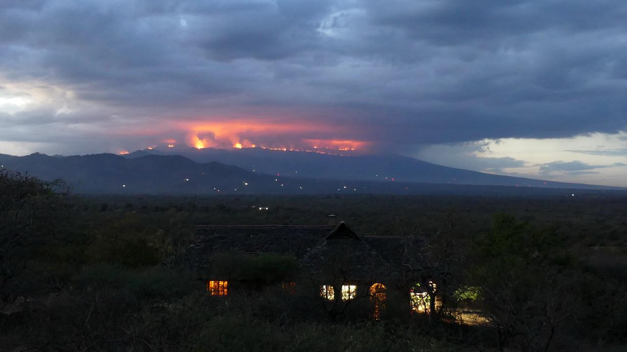Hundreds struggle to contain fire on slopes of Kilimanjaro