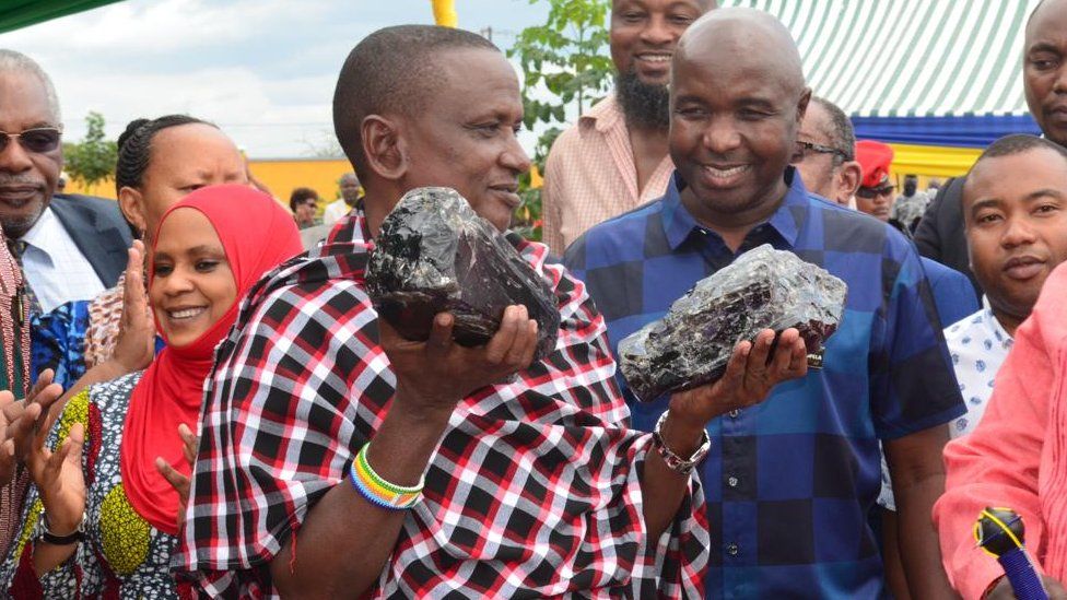 Saniniu Laizer with the largest tanzanite gemstones